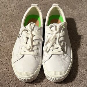 Cariuma White Pebbled Leather Sneakers - 9/40
